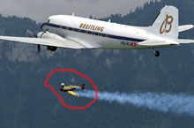 瑞士“火箭侠”与客机赛跑